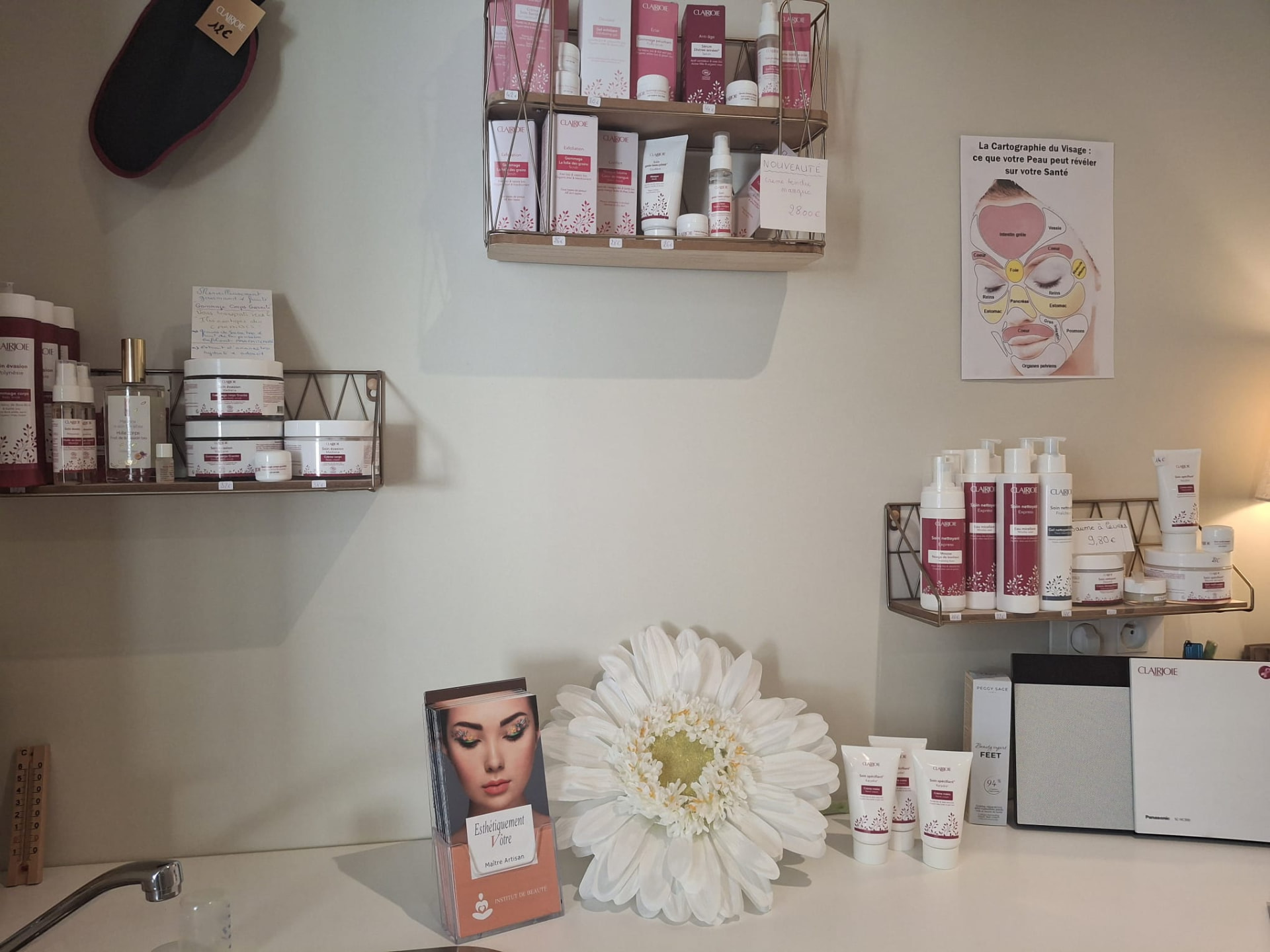 Plan de travail avec les produits bio Clairjoie utilisés à l'institut